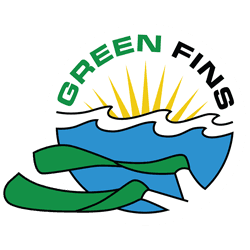 gree-fin (1) Rundes Logo mit stilisierten blauen Wellen, einem gelben Sonnenstrahl, dem Schriftzug „GREEN FINS“, der sich oben bogenförmig erstreckt, sowie zwei grünen, korallen- oder bandartigen Formen am unteren Rand.